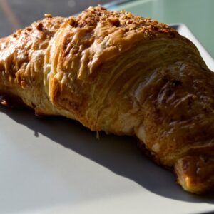Croissant cu nuca si miere